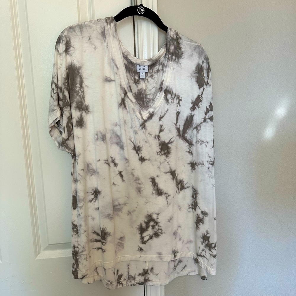 White and gray patterned tee in small.